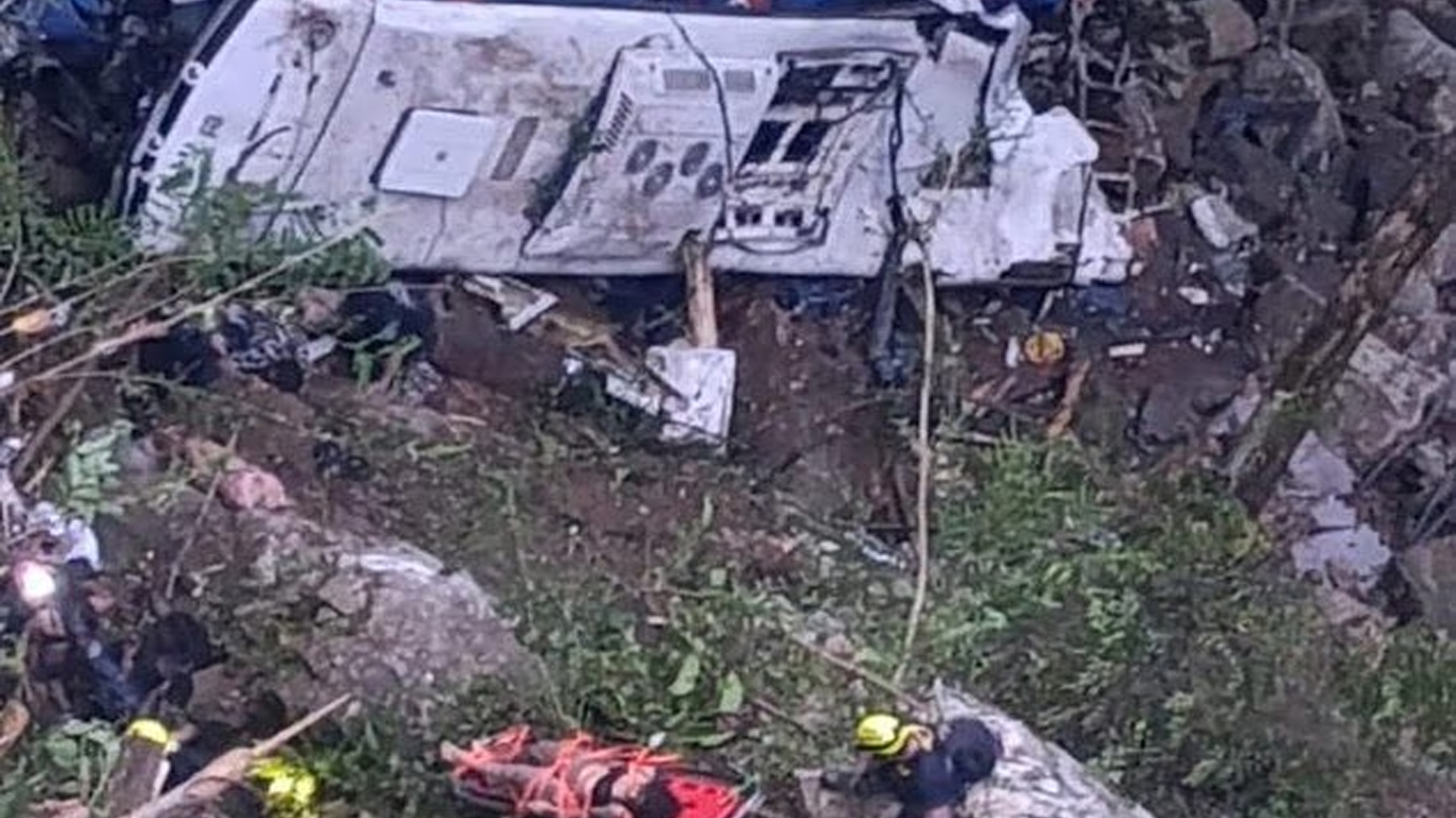 কলম্বিয়ায় ৮০ মিটার গভীর খাদে শিক্ষার্থীদের বহনকারী বাস, নিহত ১৭