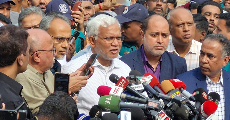 খালেদা জিয়া চিকিৎসা নিচ্ছেন এবং চিকিৎসা গ্রহণ করতে পারছেন: ডা. জাহিদ