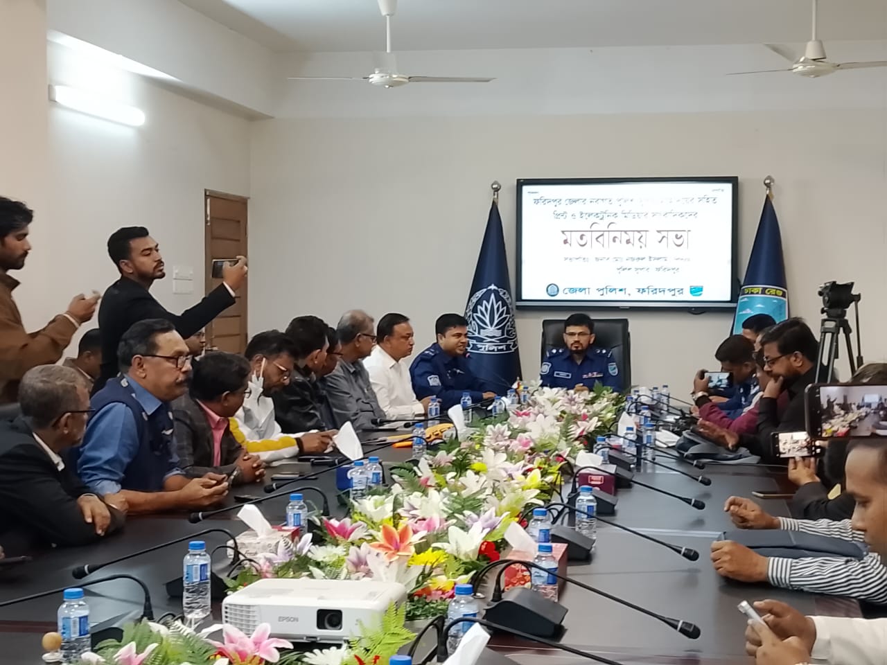 ফরিদপুরের সাংবাদিকদের সাথে নবাগত পুলিশ সুপারের  মতবিনিময় সভা