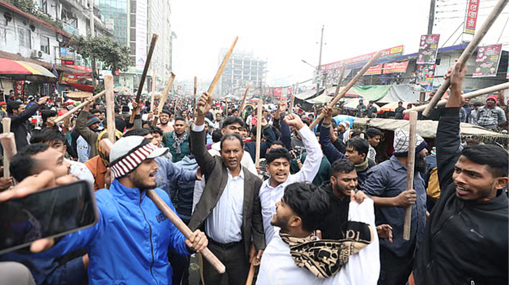 কারওয়ান বাজারে ব্যবসায়ীদের মানববন্ধনে বহিরাগতরা অতর্কিত হামলা; প্রতিবাদে লাঠিসোঁটা নিয়ে বিক্ষোভ