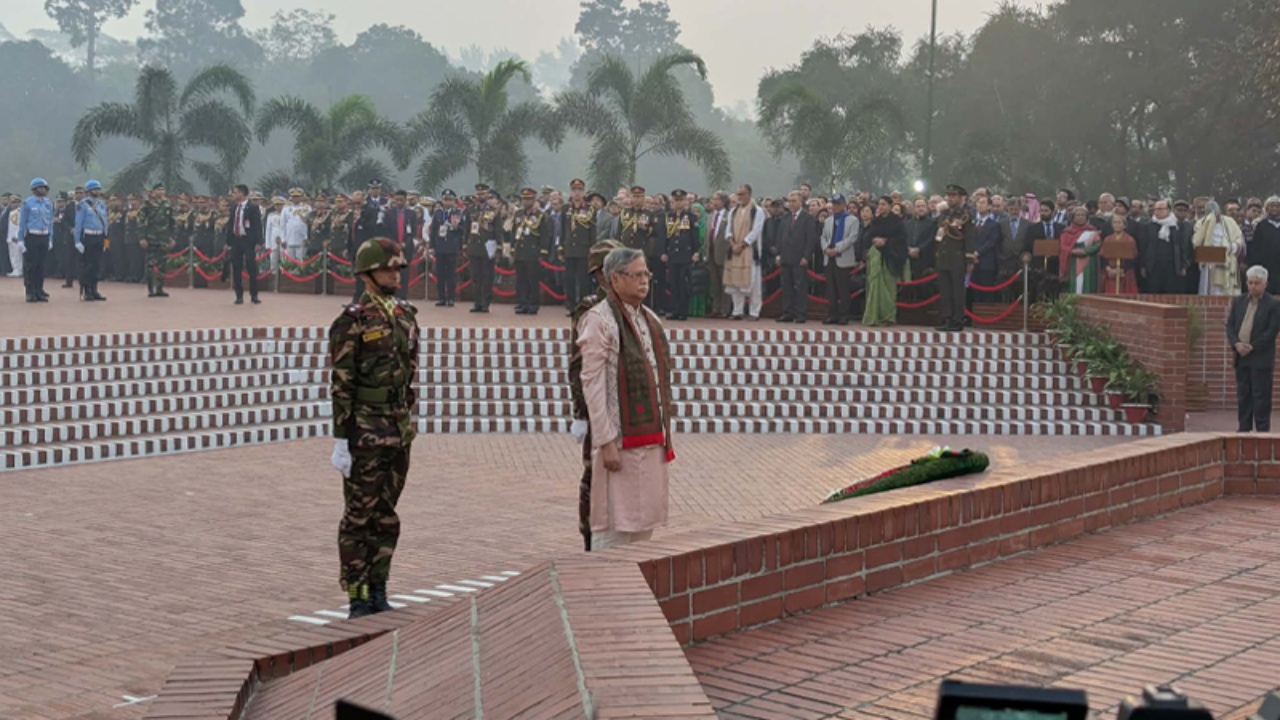 মহান বিজয় দিবসে জাতির শ্রেষ্ঠ সন্তানদের প্রতি শ্রদ্ধা নিবেদন করেছেন রাষ্ট্রপতি