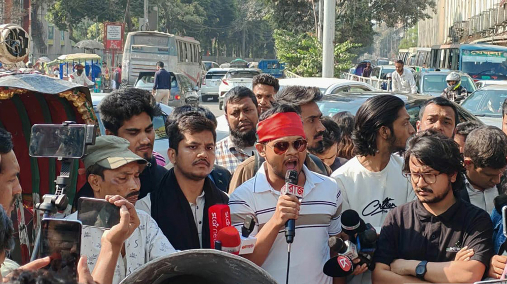 স্বরাষ্ট্র উপদেষ্টার পদত্যাগ দাবিতে রাজধানীর শাহবাগ মোড় অবরোধ করেছে জাতীয় ছাত্রশক্তি