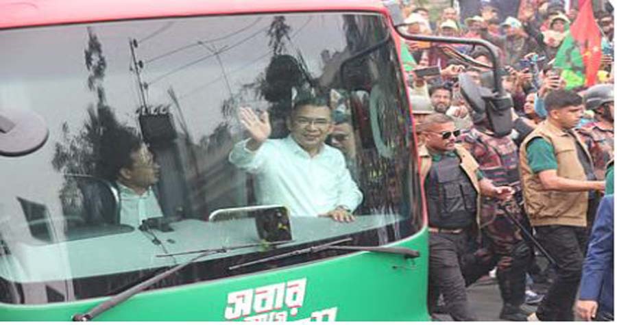 বাস থেকে নেতাকর্মীদের হাত নেড়ে অভিবাদন জানাচ্ছেন তারেক রহমান