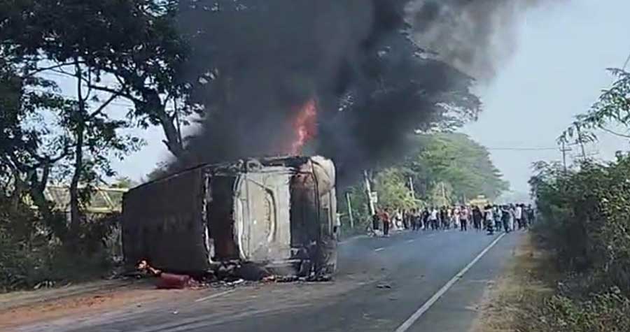 ঢাকা-চট্টগ্রাম মহাসড়কে নিয়ন্ত্রণ হারিয়ে চলন্ত একটি যাত্রীবাহী বাসে আগুন