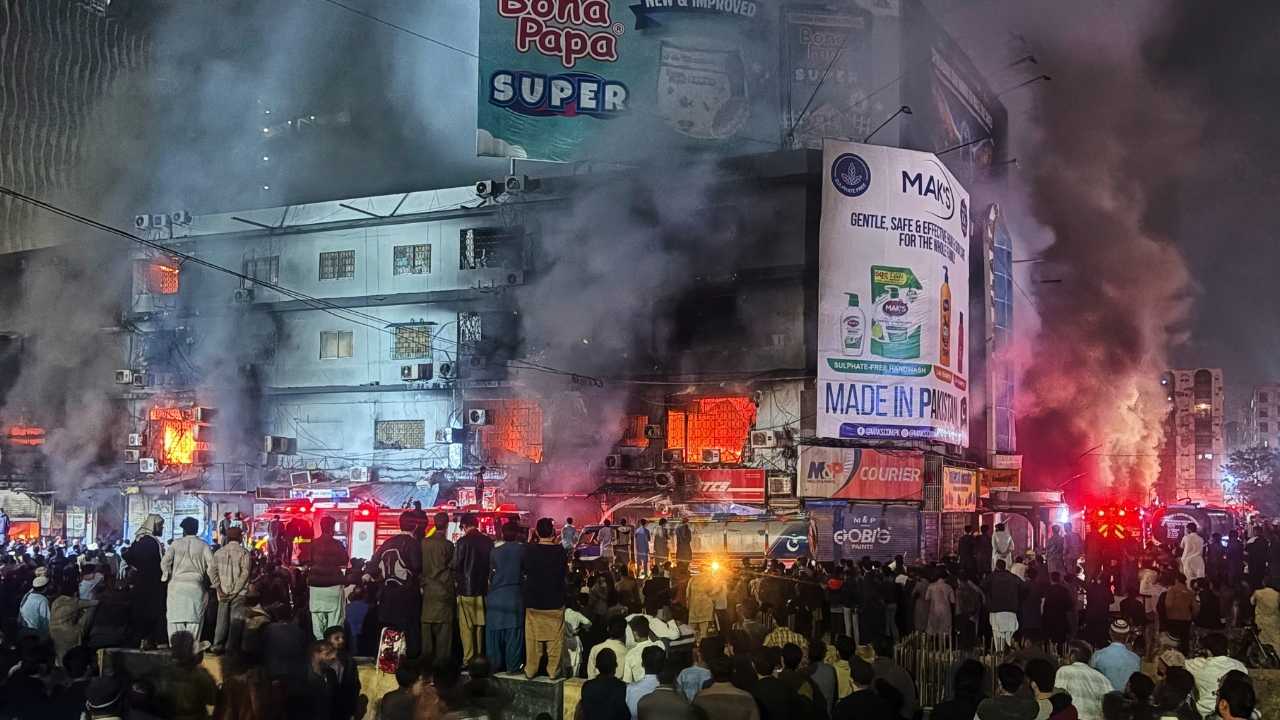 পাকিস্তানের করাচির এক শপিং মলে ভয়াবহ অগ্নিকাণ্ডে মৃতের সংখ্যা বেড়ে ২৩