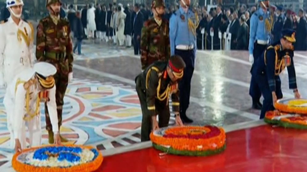একুশের প্রথম প্রহরে ভাষা শহীদদের প্রতি শ্রদ্ধা নিবেদন করেন তিন বাহিনীর প্রধান