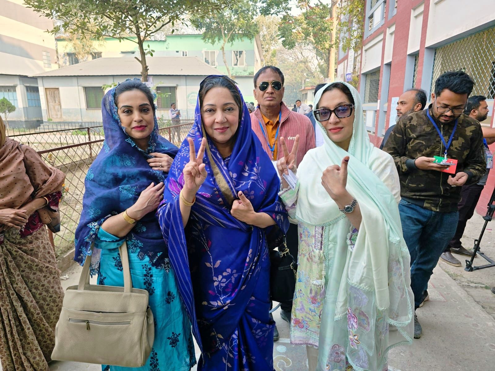 ফরিদপুর আসন-৩ এর ধানের শীষের প্রার্থী ভোট দিলেন সরকারি রাজেন্দ্র কলেজ কেন্দ্রে