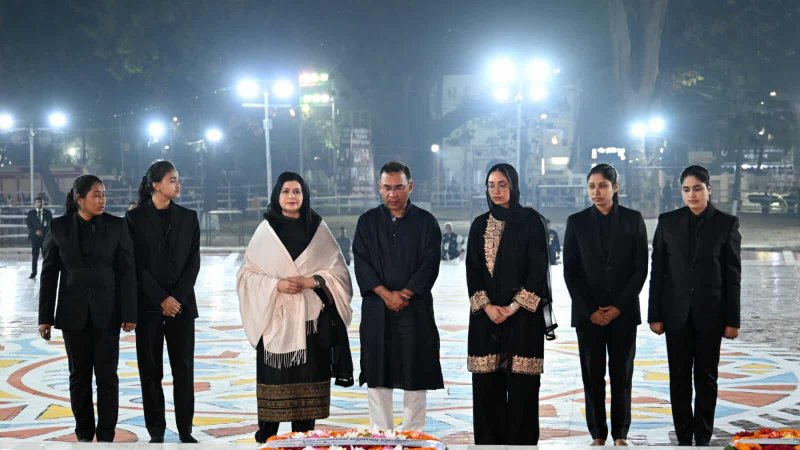 একুশে ফেব্রুয়ারির প্রথম প্রহরে স্ত্রী ও কন্যাকে সঙ্গে নিয়ে ভাষাশহীদদের প্রতি গভীর শ্রদ্ধা জানিয়েছেন প্রধানমন্ত্রী তারেক রহমান