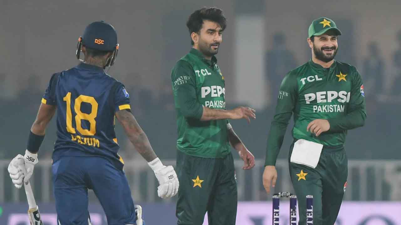 টি-টোয়েন্টি বিশ্বকাপ থেকে বিদায়ের হতাশা নিয়ে মাঠ ছাড়ছে পাকিস্তান দল