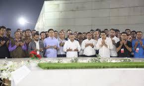 মা-বাবার কবর জিয়ারতের মাধ্যমে নির্বাচনী প্রচারণা শেষ করলেন তারেক রহমান