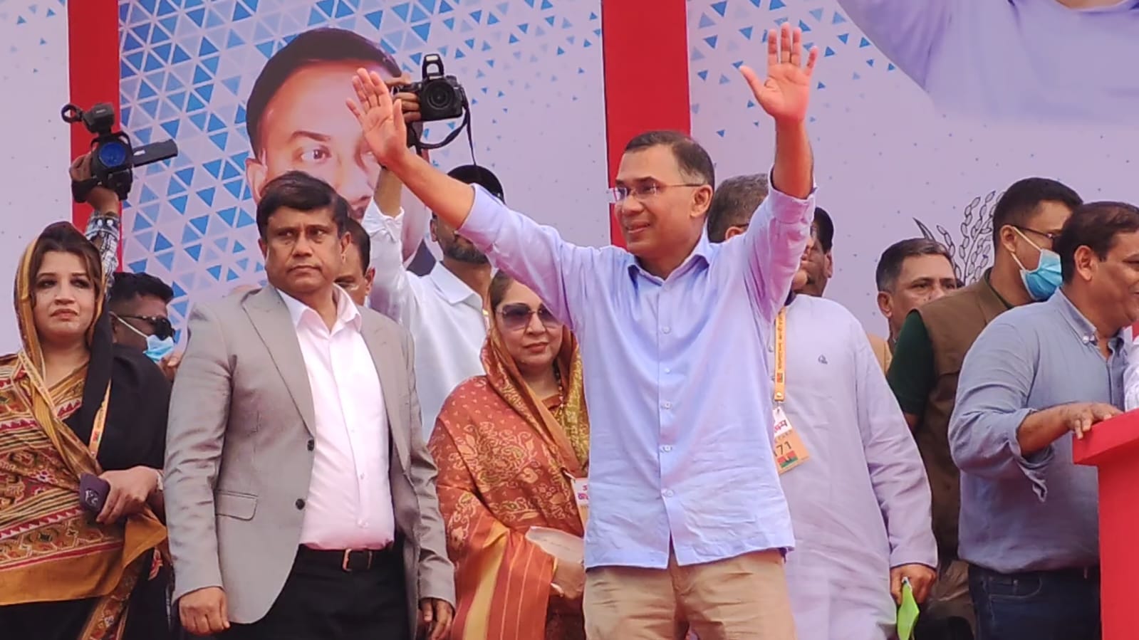 ফরিদপুরে বিভাগীয় জনসভায় তারেক রহমান"  ‘মা–বোনের প্রতি যাদের ন্যূনতম সম্মান নেই, তাদের হাতে দেশ নিরাপদ নয়’