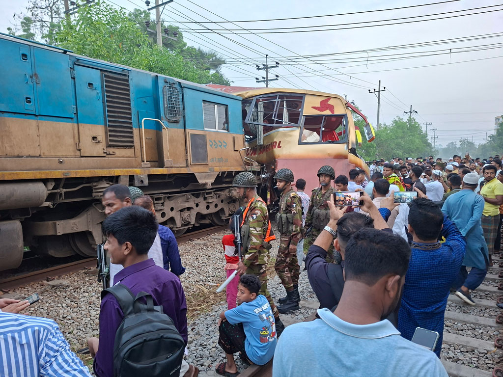 কুমিল্লার রেলক্রসিংয়ে ট্রেন ও বাসের সংঘর্ষে মোট ১২ জনের মৃত্যু
