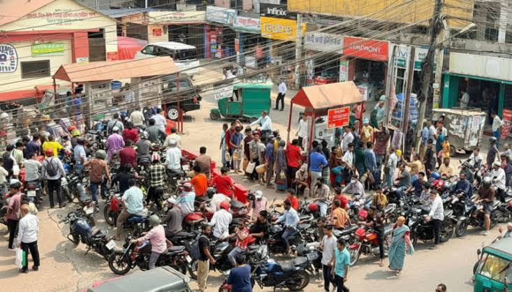 সাতক্ষীরায় মোটরসাইকেলে তেল নিতে এখন থেকে  ‘ফুয়েল কার্ড’ বাধ্যতামূলক করেছে জেলা প্রশাসন