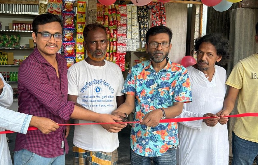 ফরিদপুরে অস্বচ্ছল লুৎফরকে স্বাবলম্বি করতে  ভুবনেশ্বর নদীর তীরে  বানিয়ে দেওয়া হলো মুদির দোকান