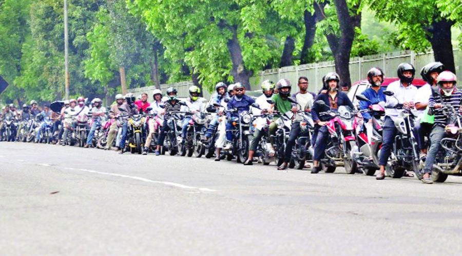 জ্বালানি তেলের দাম বৃদ্ধিতেও কমেনি ভোগান্তি, পাম্পে দীর্ঘ লাইন