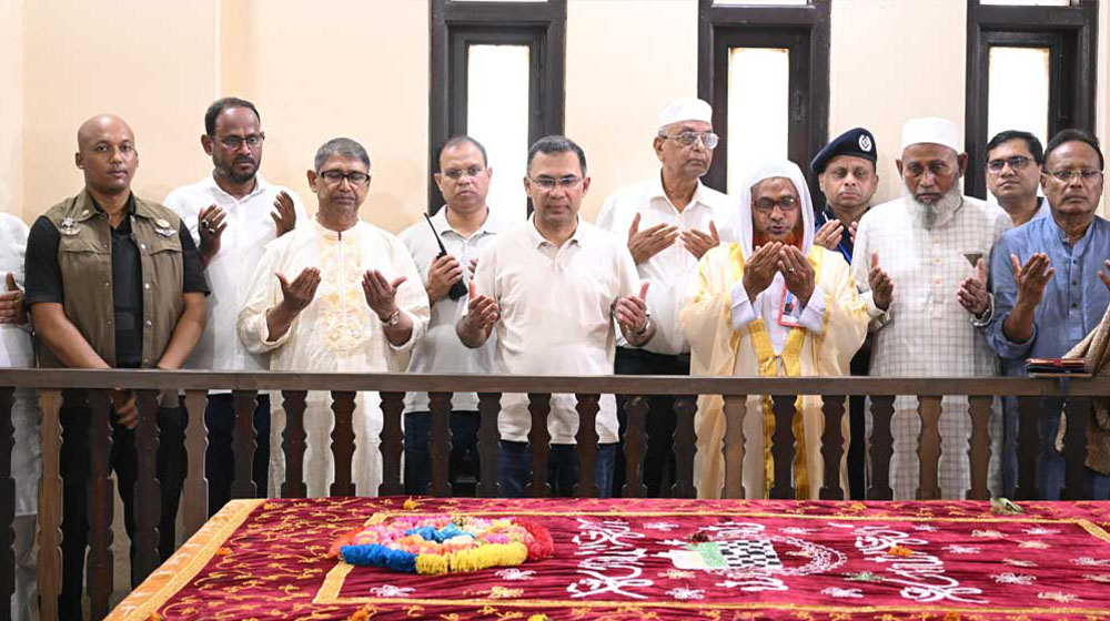 টাঙ্গাইলে মওলানা আবদুল হামিদ খান ভাসানীর কবর জিয়ারত করেছেন প্রধানমন্ত্রী তারেক রহমান