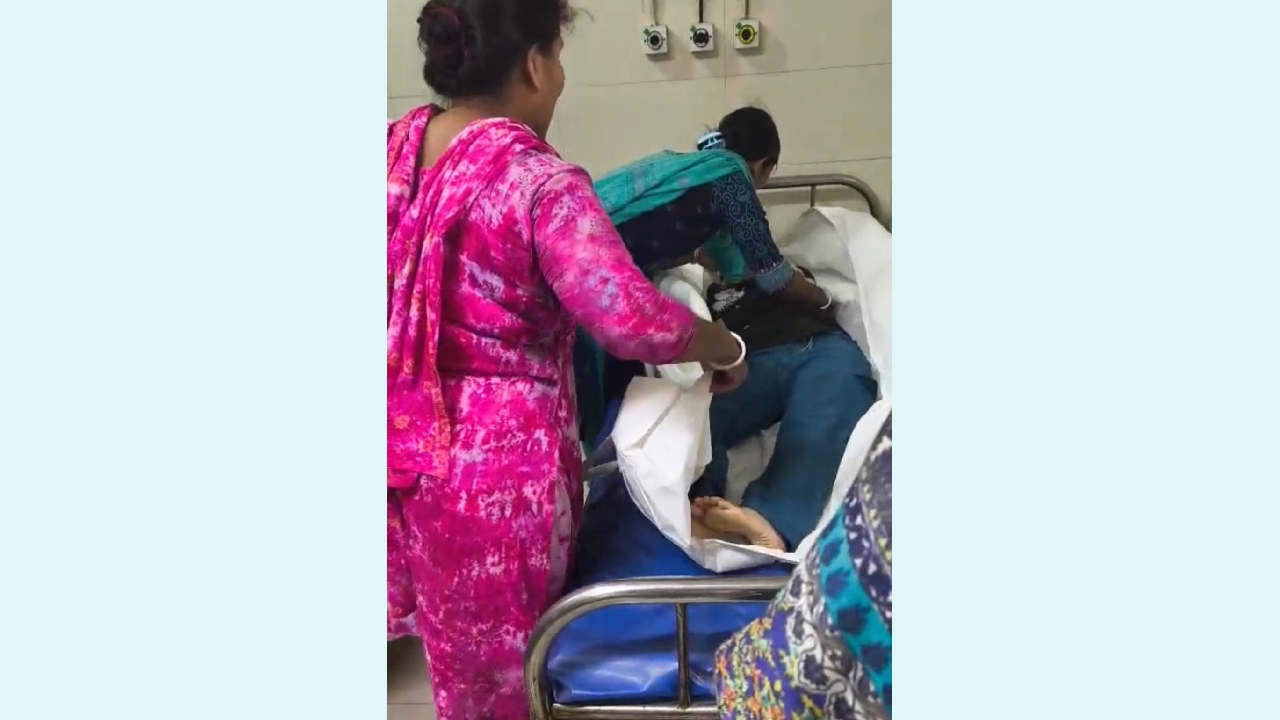 ফরিদপুরে ইটভাটার লরিকে ওভারটেক করতে গিয়ে প্রাণ গেল কলেজছাত্রীর