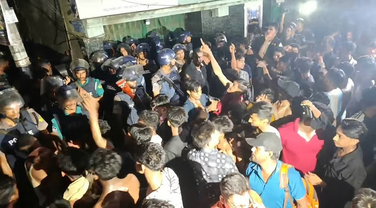 ধর্ষণচেষ্টার অভিযোগে অভিযুক্ত ব্যক্তিকে থানায় নিতে গিয়ে প্রায় ৬ ঘণ্টা অবরুদ্ধ পুলিশ