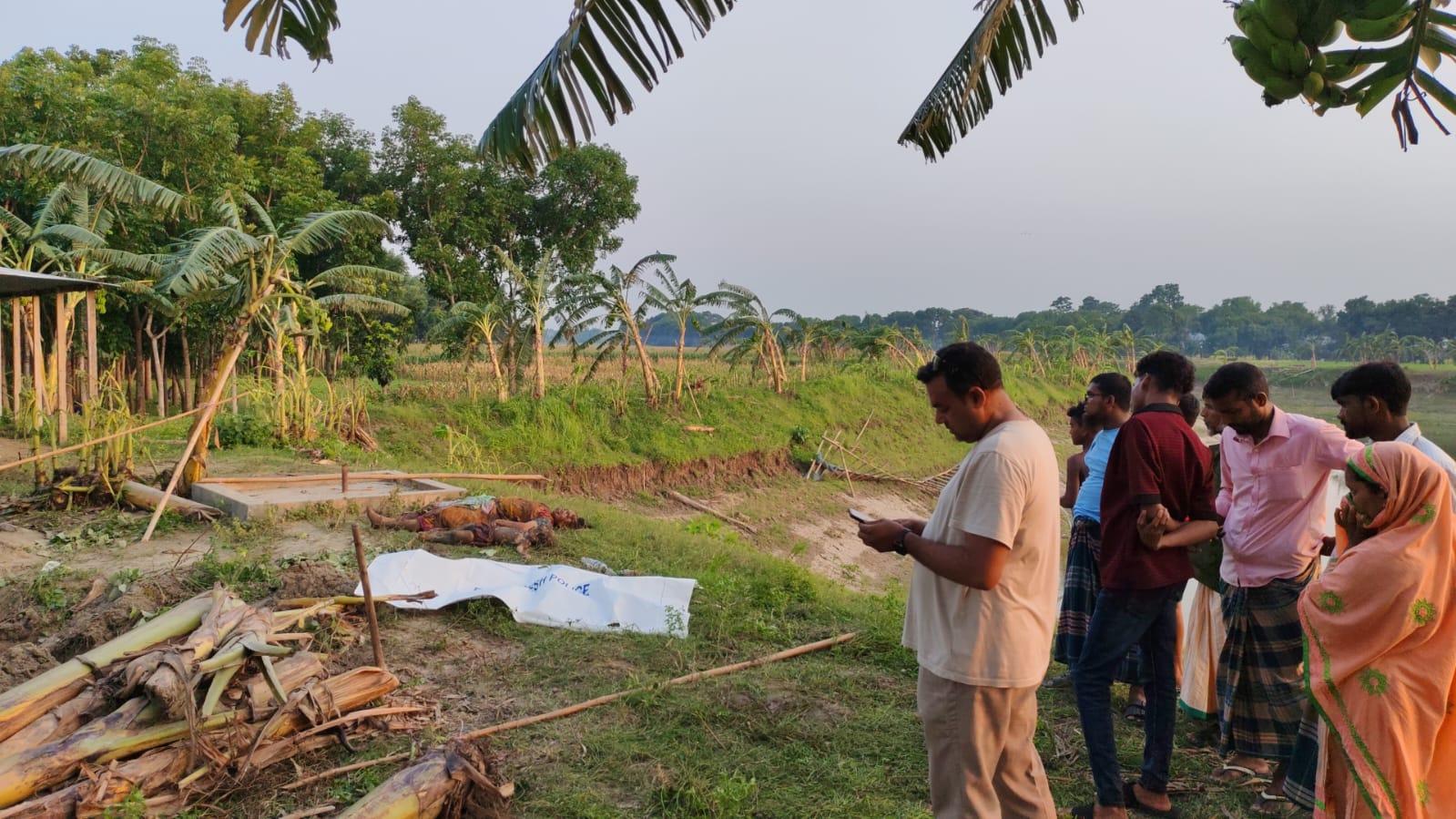 ফরিদপুর-রাজবাড়ী সীমান্তে মাটির গর্ত থেকে নারী ও শিশুর অর্ধগলিত মরদেহ উদ্ধার