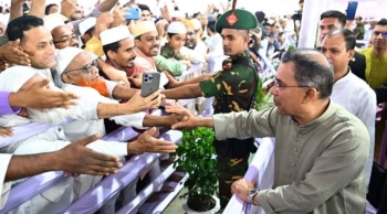 জাতীয় ঈদগাহে মুসল্লিদের সঙ্গে প্রধানমন্ত্রীর শুভেচ্ছা বিনিময়