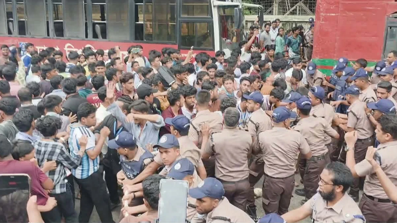 প্রধানমন্ত্রীর অনুষ্ঠানস্থলের পাশে আন্দোলনে এইচএসসি পরীক্ষার্থীরা