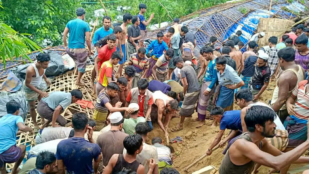 উখিয়ায় পাহাড়ধসে নিহত বেড়ে ৮, জীবিত উদ্ধার ১৪