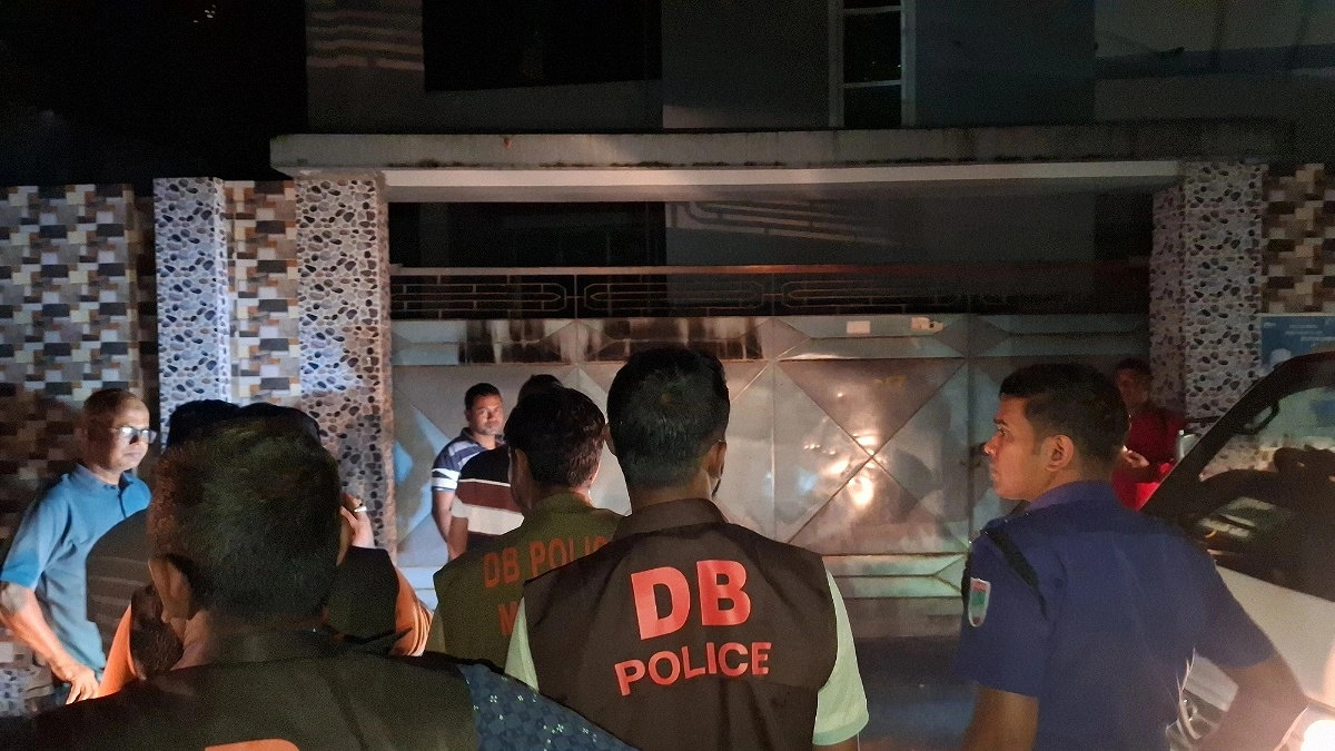 মাগুরায় ক্রিকেটার সাকিব আল হাসানের বাড়িতে আগুন দিয়েছে দুর্বৃত্তরা