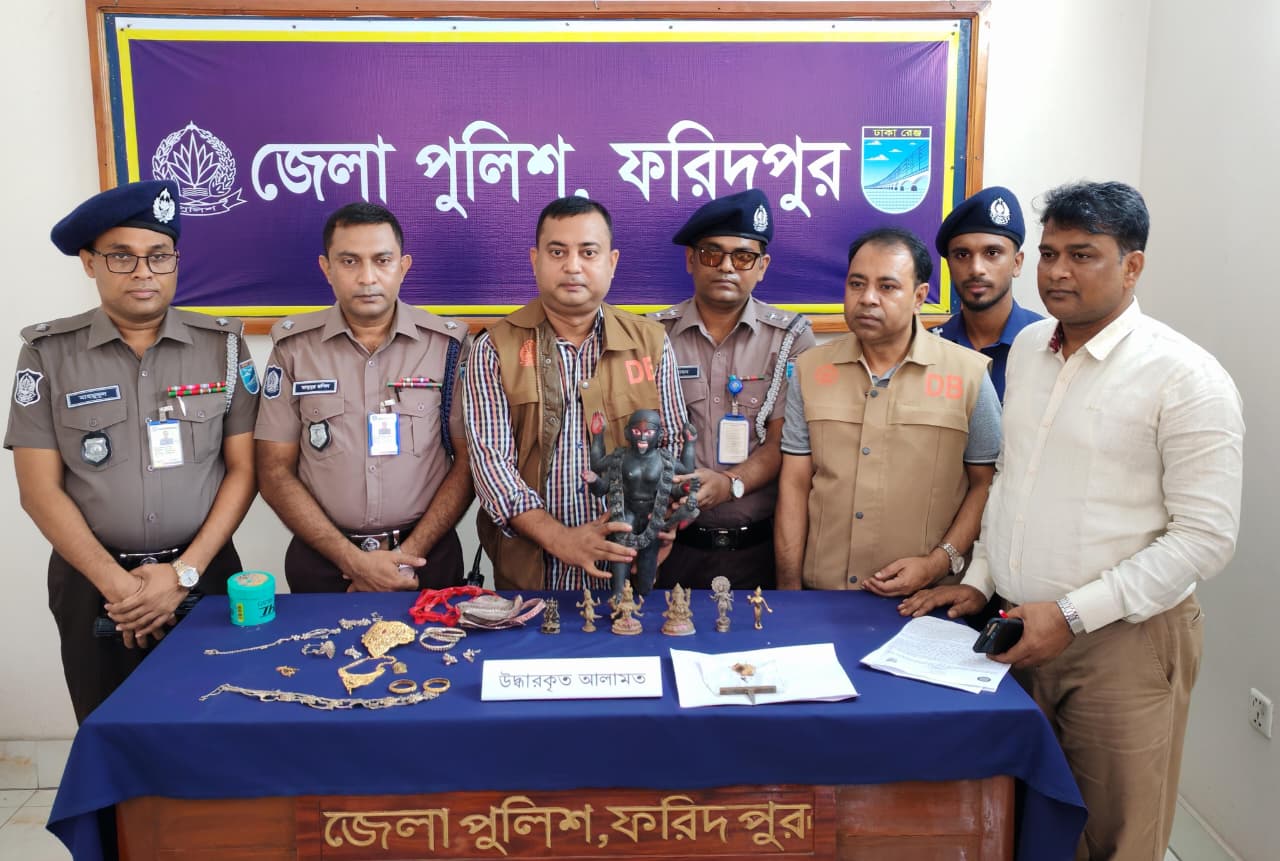 ফরিদপুরে তালা কেটে কষ্টিপাথরের কালীমূর্তিসহ   স্বর্ণালংকার লুট, ৬ দিনেই উদ্ধার, গ্রেপ্তার ৪