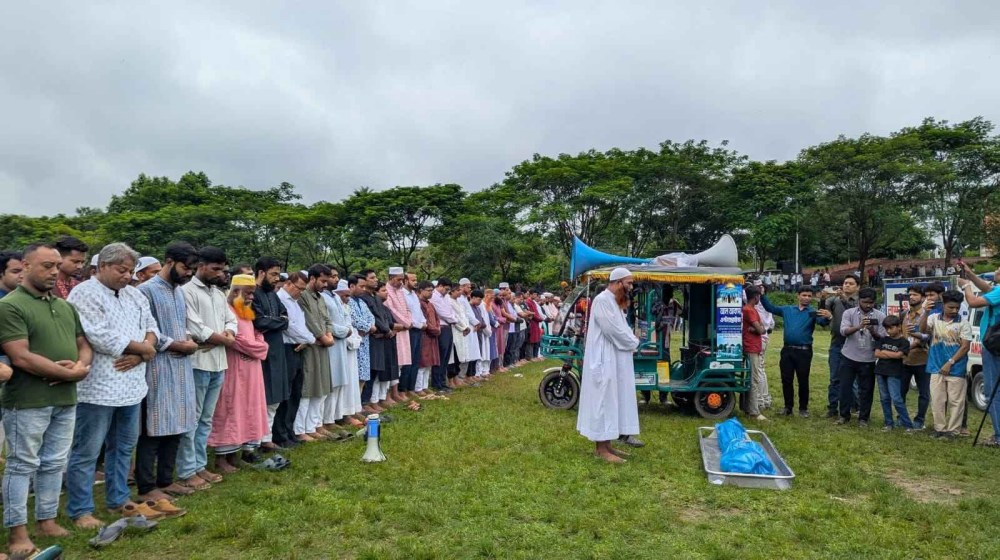 সব জল্পনা-কল্পনার অবসান ঘটিয়ে, সবাইকে কাঁদিয়ে চিরনিদ্রায় শায়িত অপ্রতিম